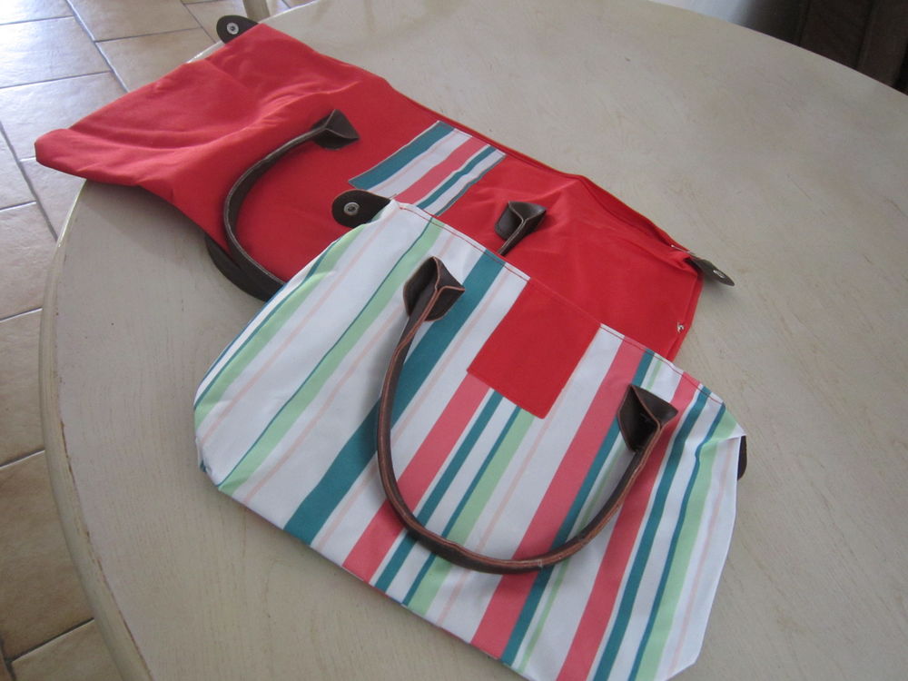 Un lot de deux (2) sacs en polyester avec attribut Maroquinerie