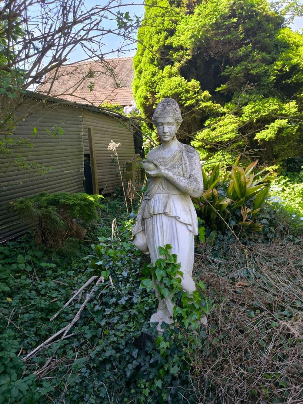 Statues d&eacute;coratives et fontaine de
jardin Jardin