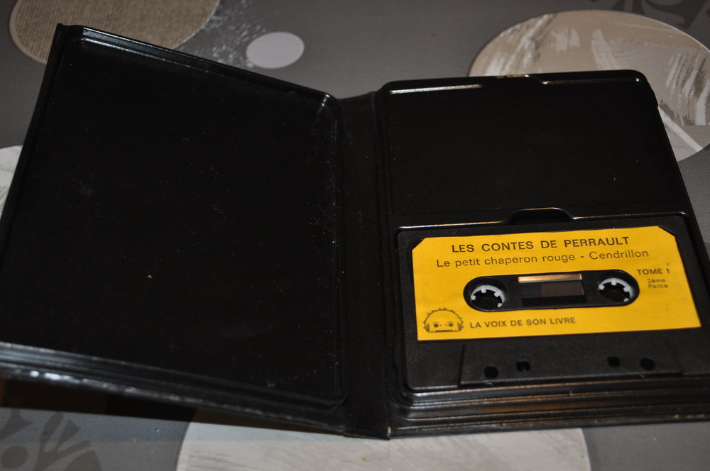 Cassettes audio et livre CD et vinyles