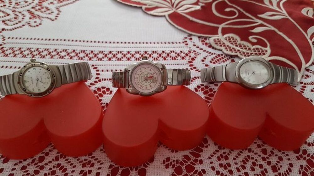 Trois montres bracelet extensibles N&deg;1169 Bijoux et montres