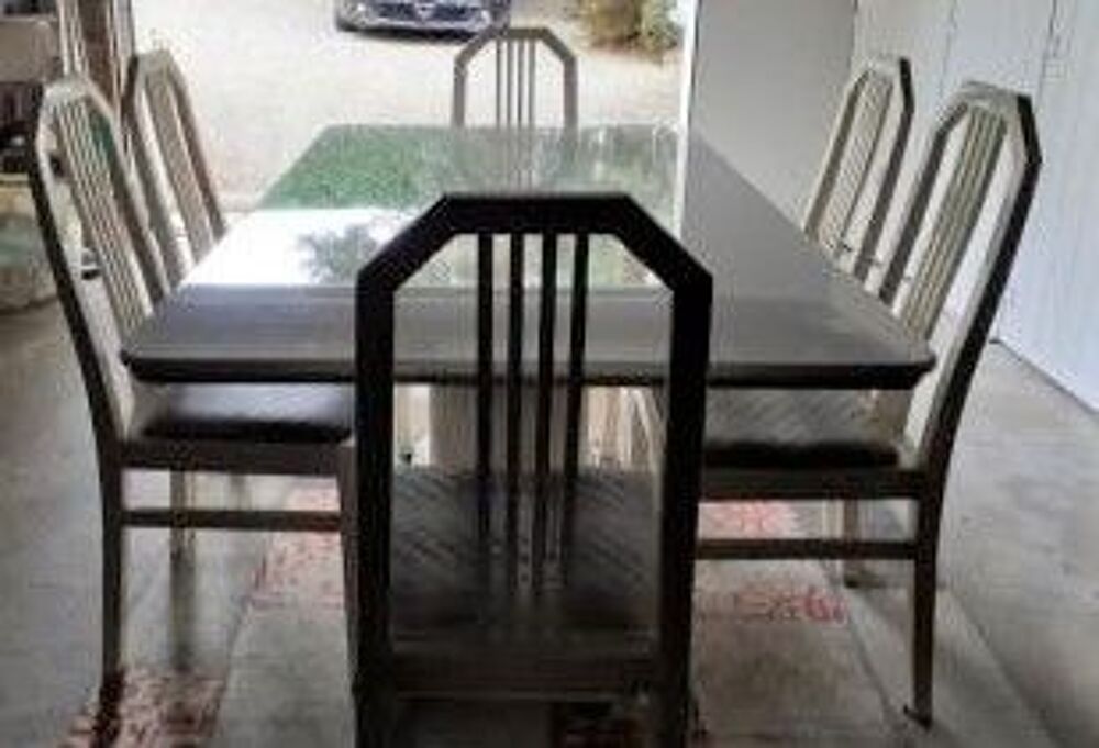 Table 8 personnes et 6 chaises - peut vendre s&eacute;par&eacute;ment Meubles