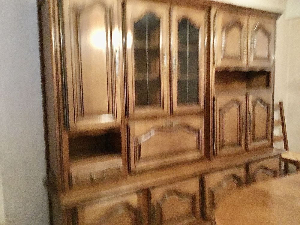 bahut en ch&ecirc;ne massif et table assortie Meubles