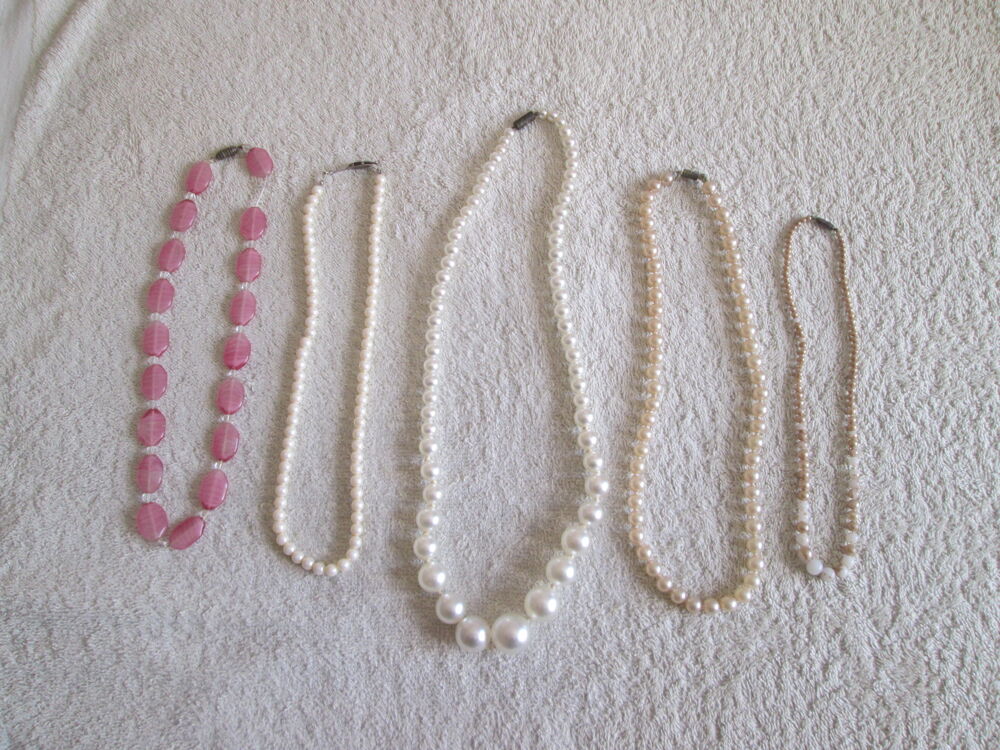 Lot de 5 colliers fantaisie anciens Bijoux et montres