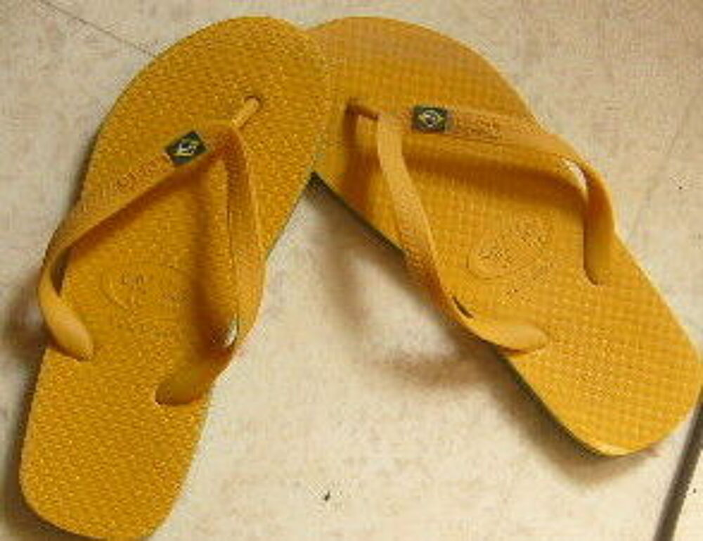 paire de tongs CARIRIS T 40 neuves Chaussures