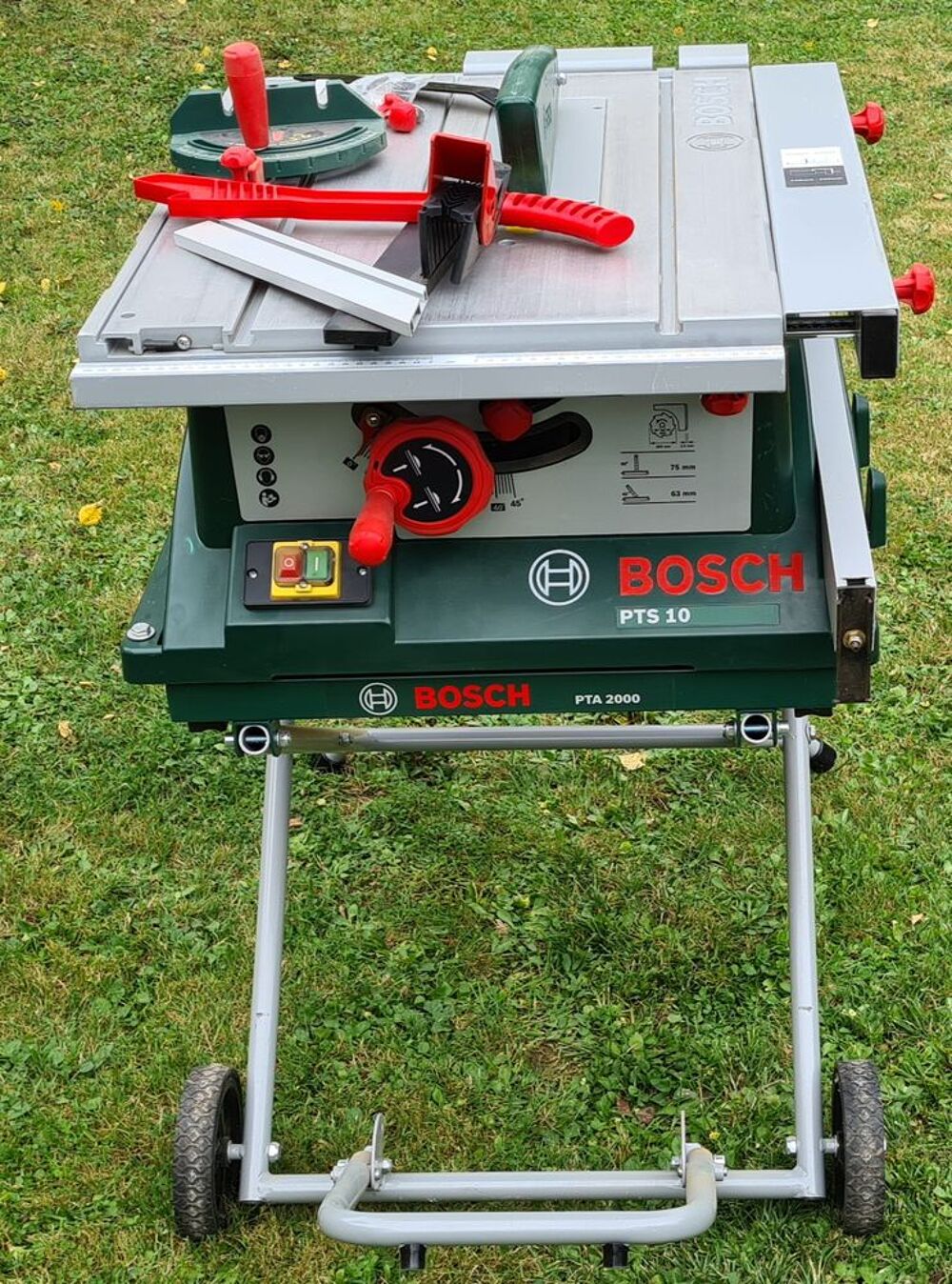 Scie Bosch PTS 10 avec pi&egrave;tement &agrave; roulettes Bricolage