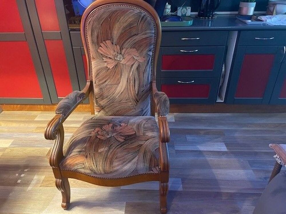 UN CANAP&Eacute; ET FAUTEUIL Meubles