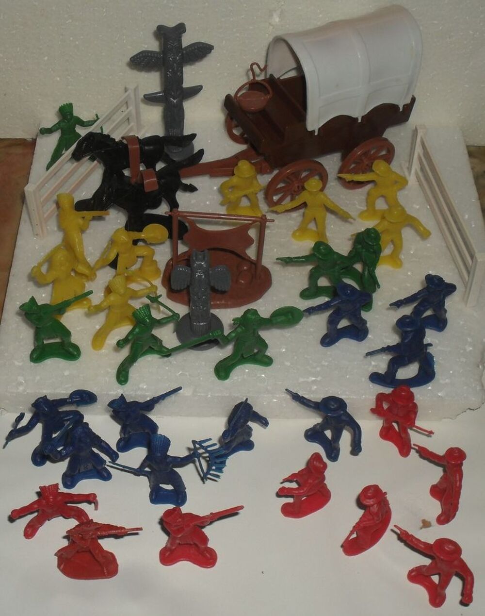 Lot de 31 figurines indiens et cowboys en plastique. Jeux / jouets