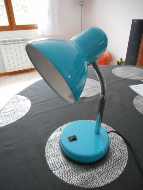 Lampe de Bureau M�tal / Inox. Neuve
coloris Bleu Turquoise.
10 St Aygulf (83)