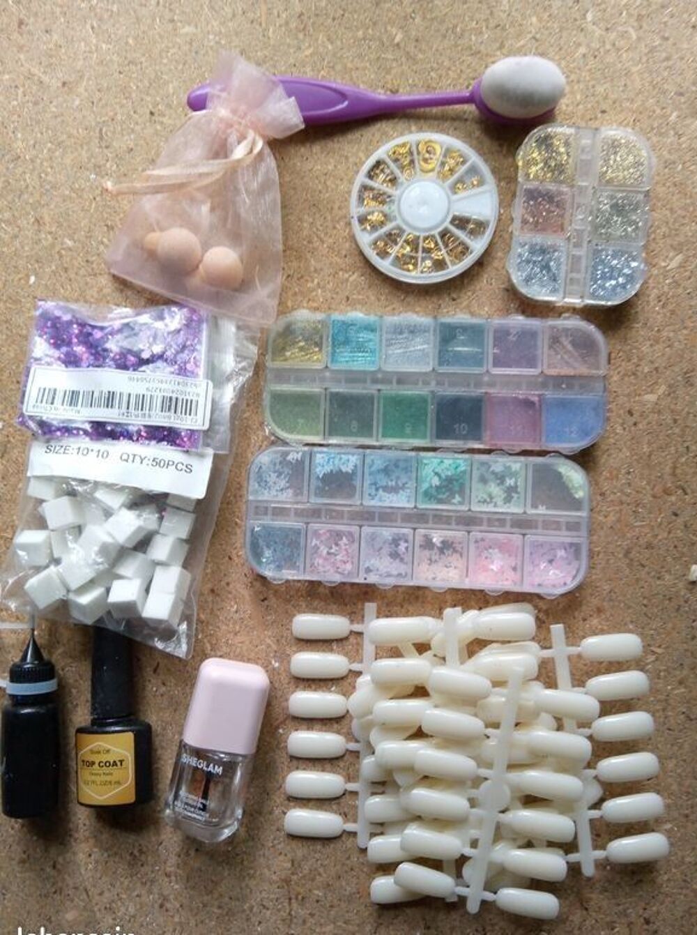Lot d&eacute;coration pour ongles strass, paillettes, formes, bijou Bijoux et montres