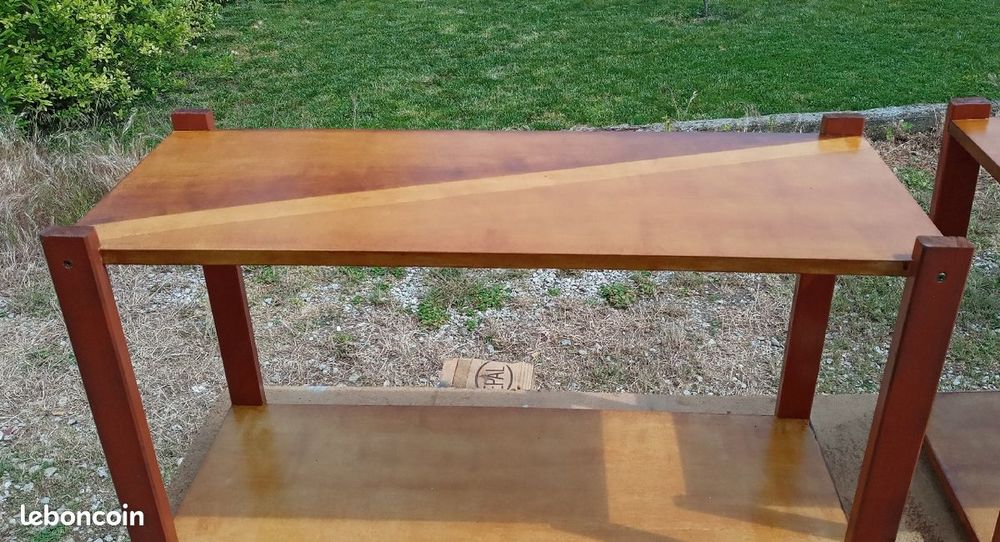 MEUBLE ETAGERE AVEC EN PLUS UNE ETAGERE AVEC DES EQUERRES . Meubles