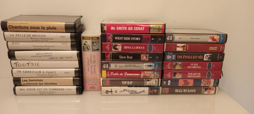 23 cassettes VHS de com&eacute;dies musicales am&eacute;ricaines Photos/Video/TV