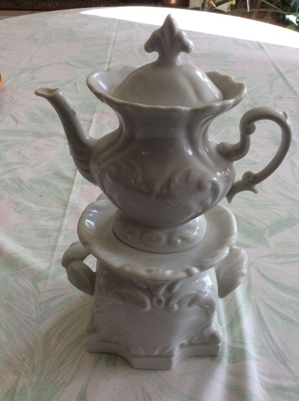 Tisani&egrave;re th&eacute;i&egrave;re &eacute;go&iuml;ste porcelaine blanche Limoges L. XV Décoration