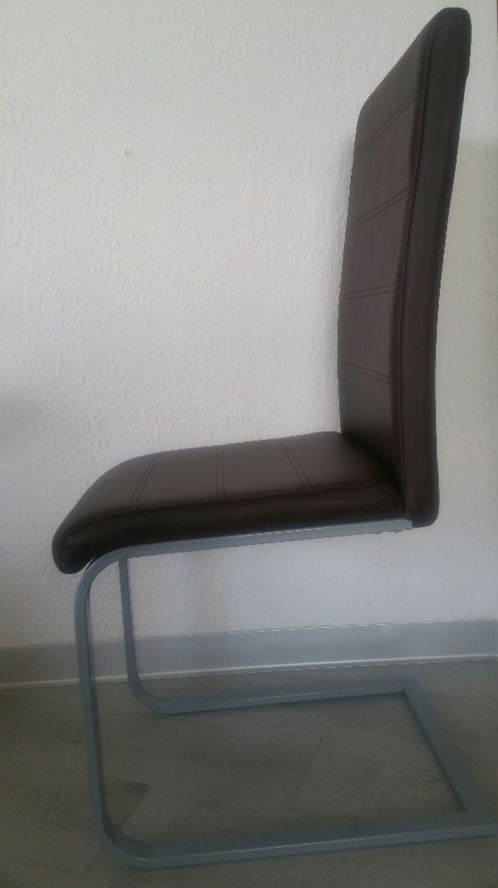CHAISES SIMILI CUIR MARRON ET HOUSSES DE PROTECTION Meubles
