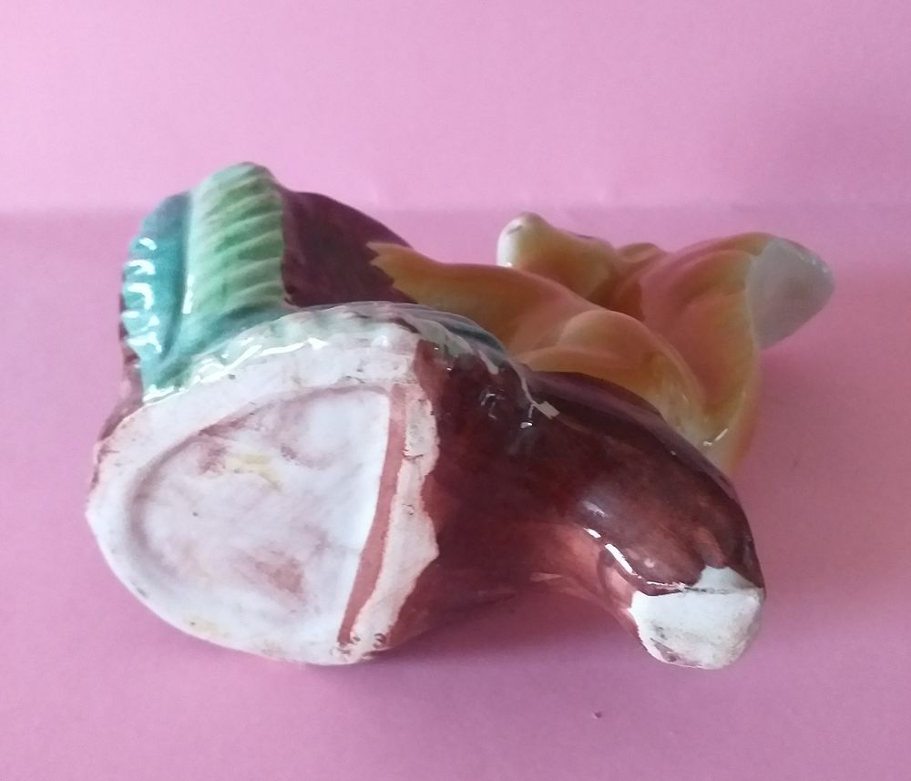 Petit vase c&eacute;ramique ou porcelaine, vintage. Ecureuil sur une branche d'arbre Décoration