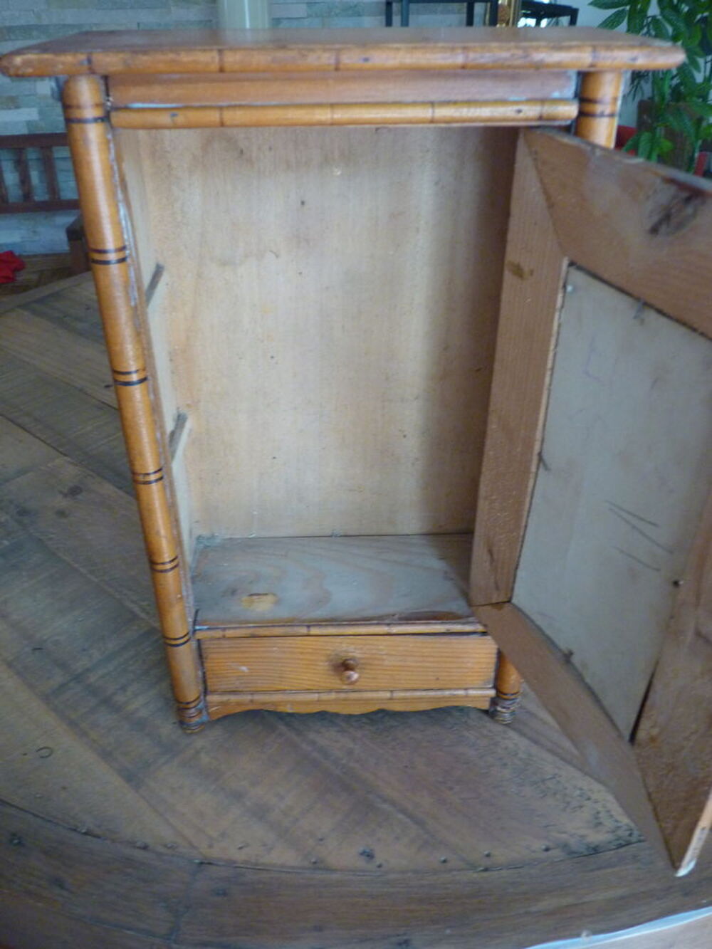 Armoire de poup&eacute;e ancienne D�coration