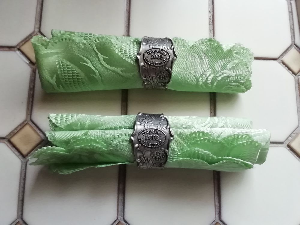 2 pr&eacute;sentoirs serviettes de table neufs, &eacute;tain 95 % Cuisine