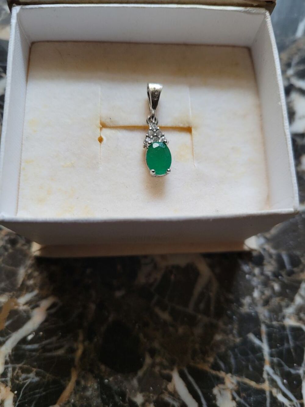 Tr&egrave;s joli pendentif avec une &eacute;meraude Bijoux et montres