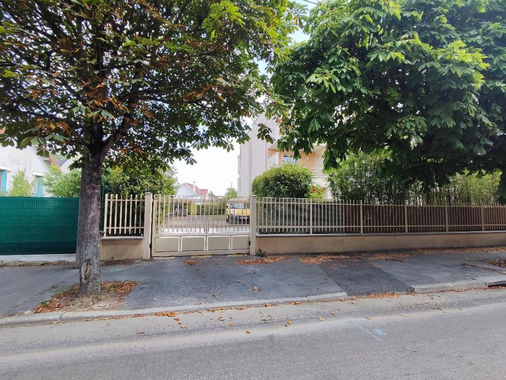 Location Parking/Garage Champigny sur Marne (94500): Place de parking handicapée. Champigny-sur-marne