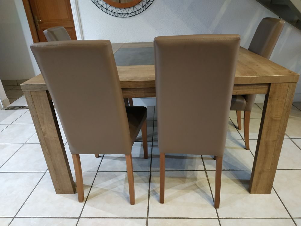 table carr&eacute;e 140/140 et meuble de salle a manger Meubles