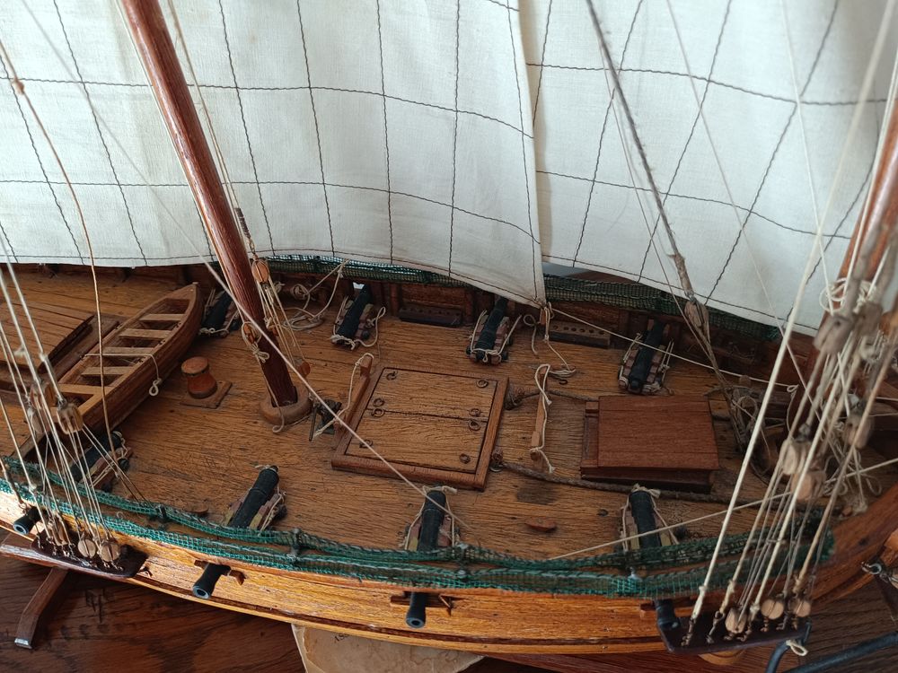 Grande maquette bateau lougre 8 canons 