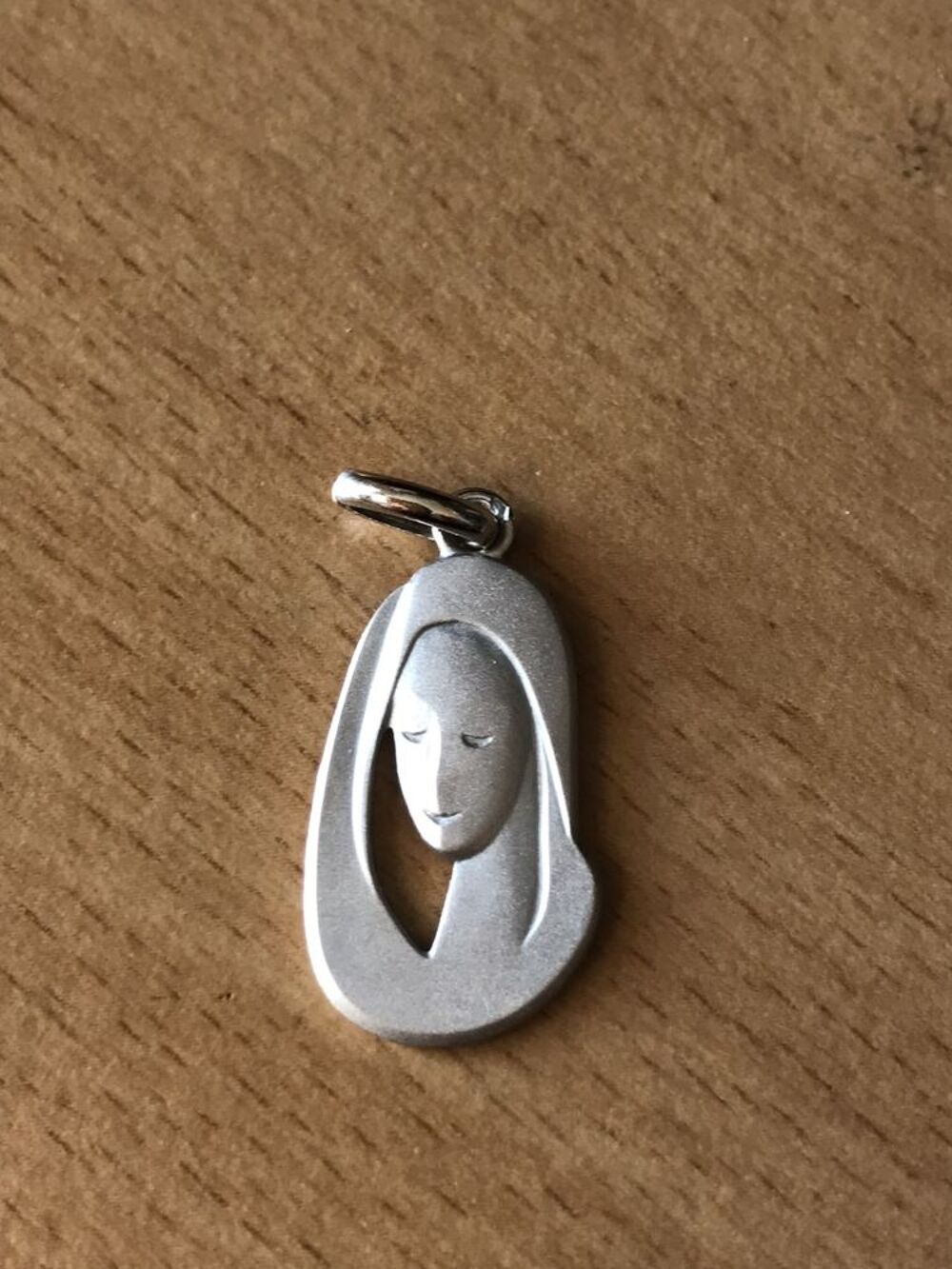 M&eacute;daille pendentif Vierge plaqu&eacute; argent poin&ccedil;on Bijoux et montres