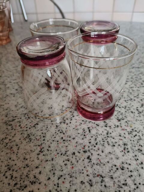 4 Anciens verres ap�ritif 
Tr�s bon �tat 10 Pierres (28)