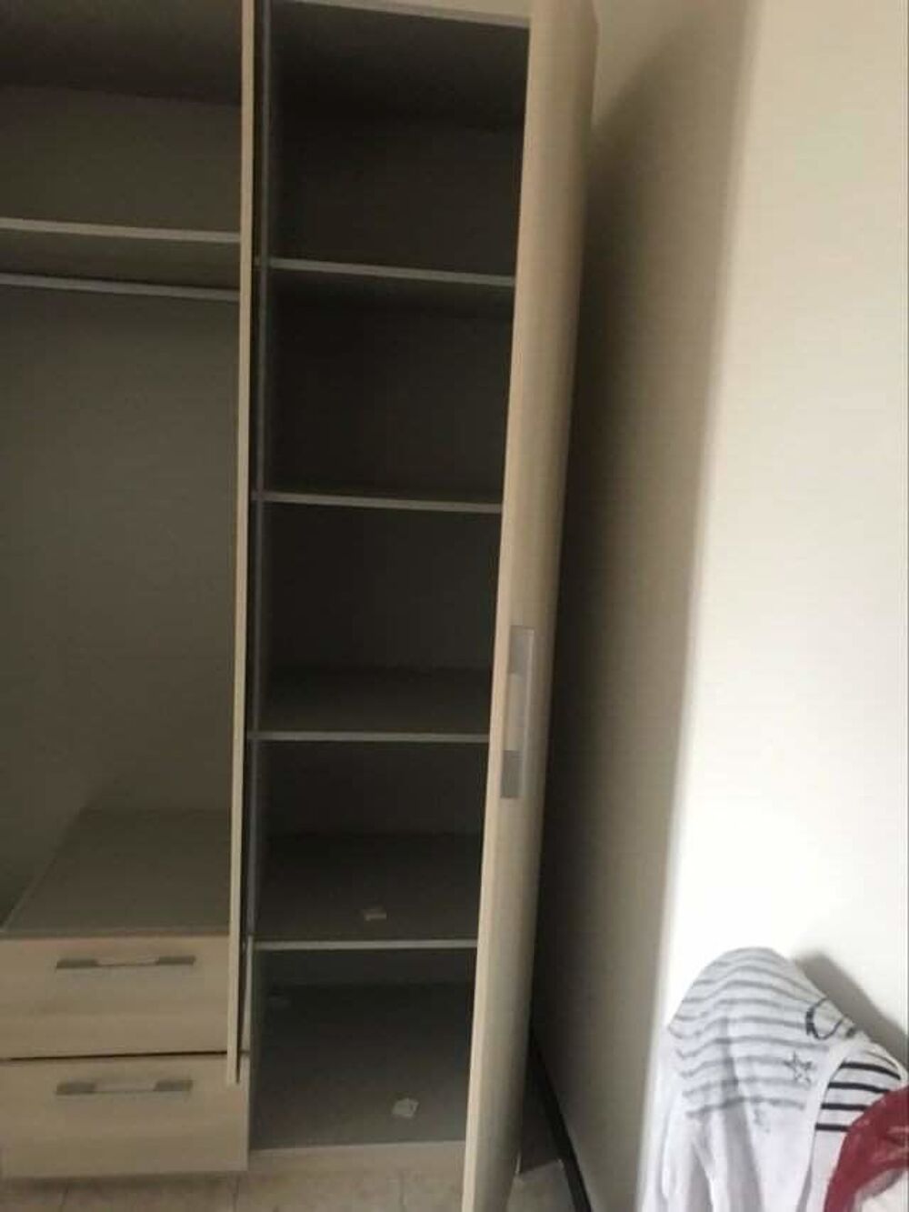 Tr&egrave;s belle armoire en bois Meubles