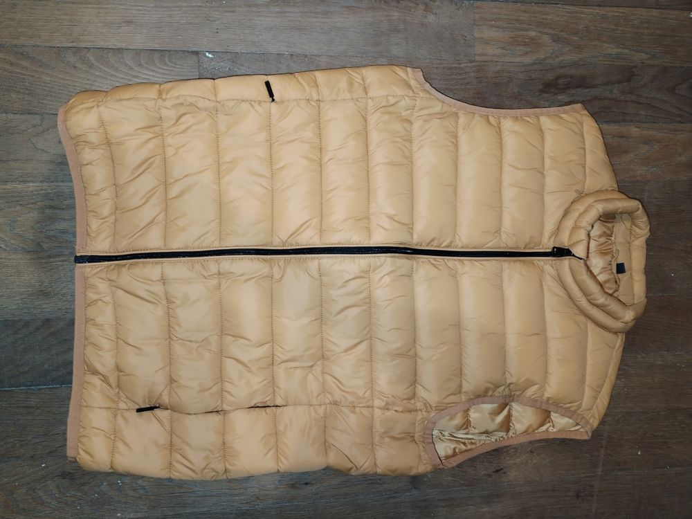 Doudoune sans manches (taille M) couleur moutarde
Vêtements