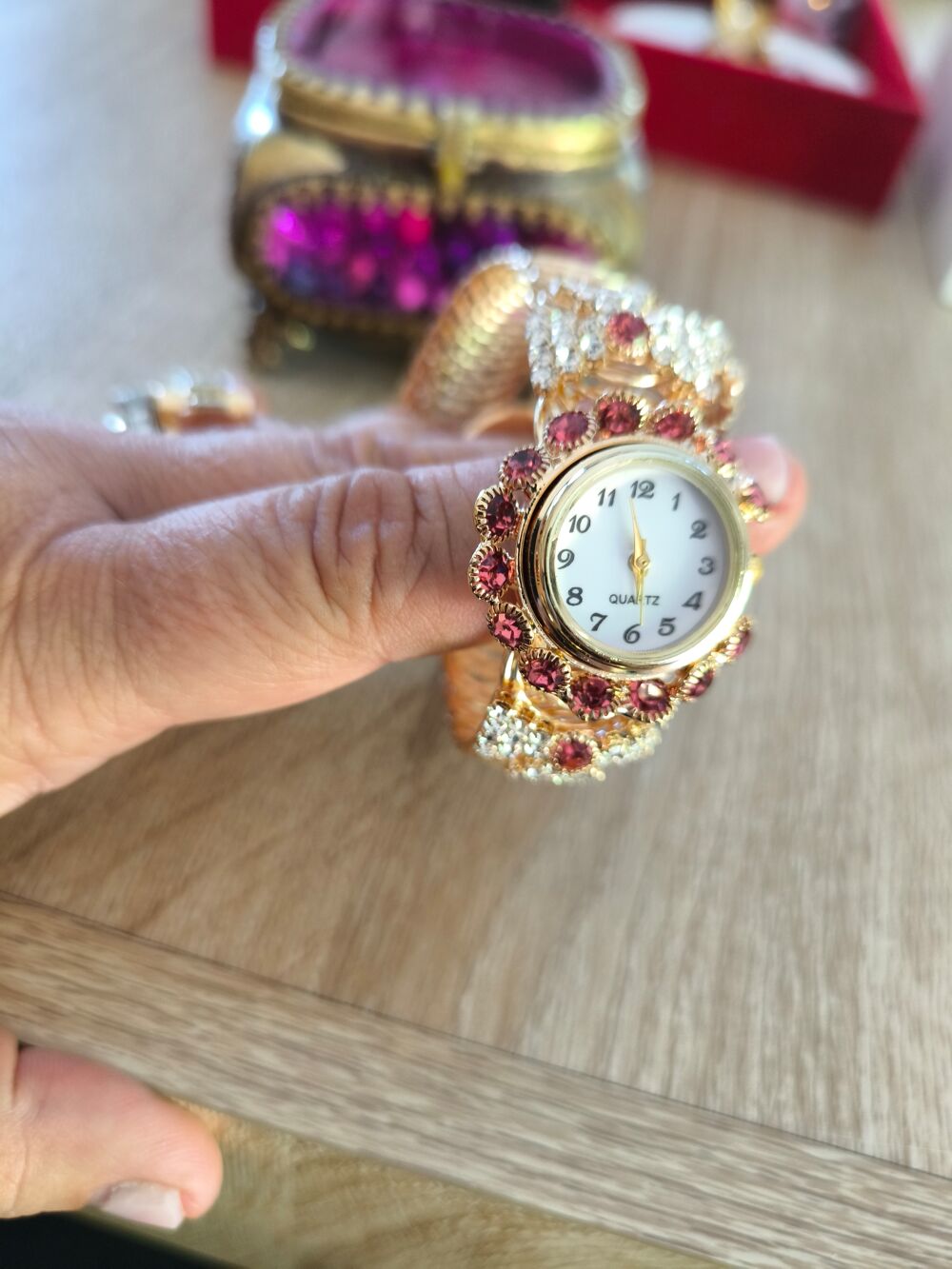 Montre femme plaqu&eacute; or jaune et cristal russe Bijoux et montres