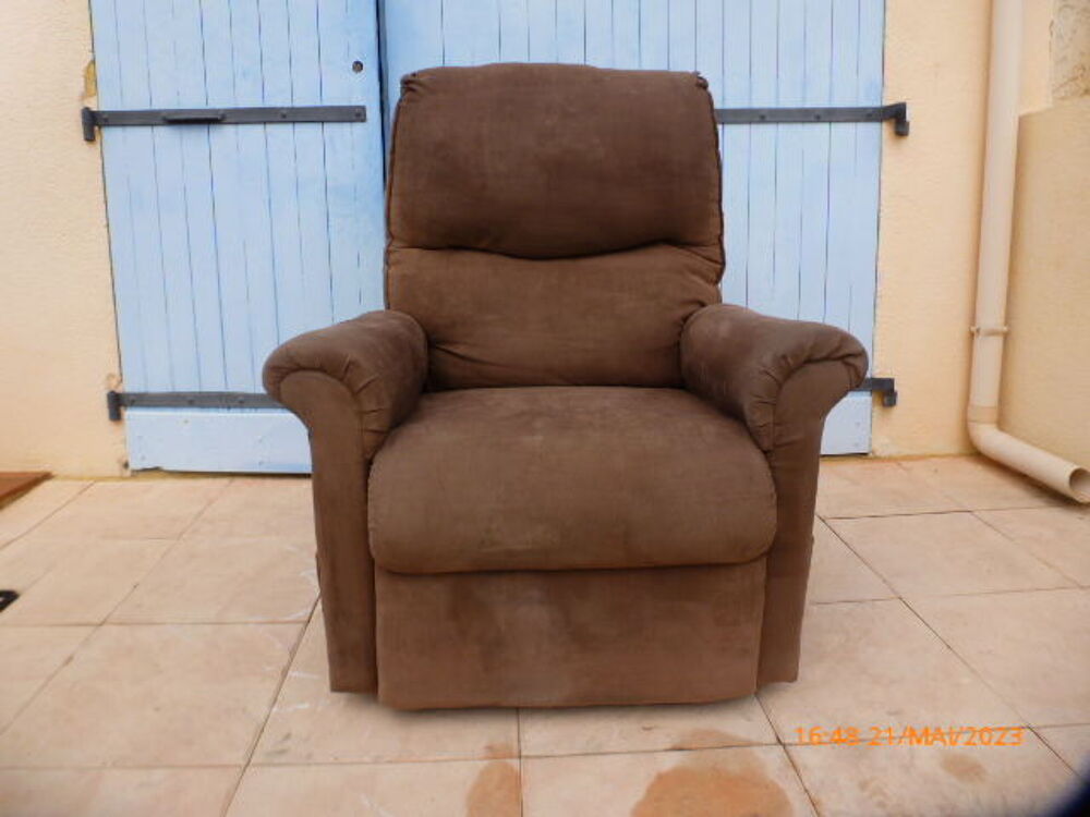 Fauteuil m&eacute;dical de repos multi-position et relevable. Meubles