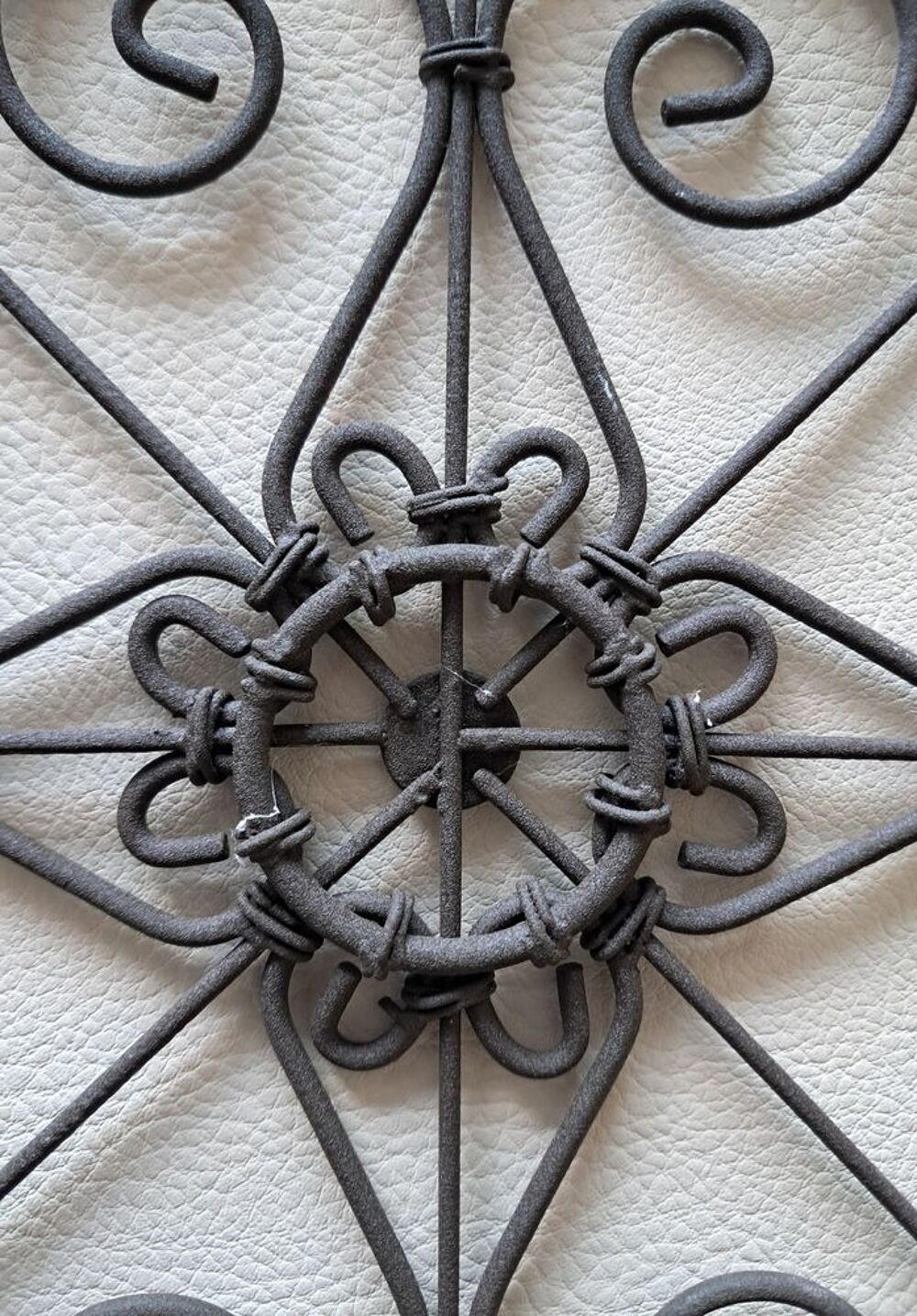 dessous de plat ou de pot de fleur en dentelle de fer patin&eacute; Décoration