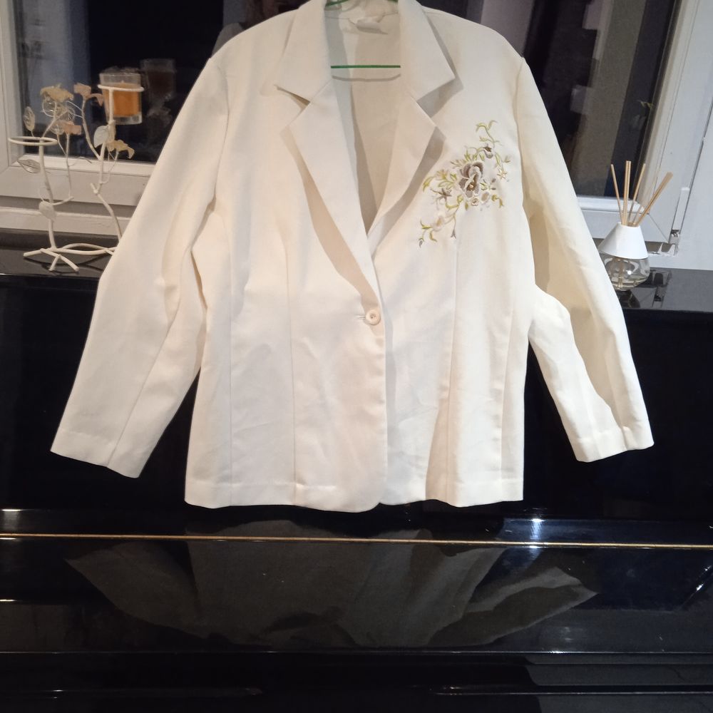 Veste cr&egrave;me broderie sur l'avant T 50 100 % polyester Vêtements