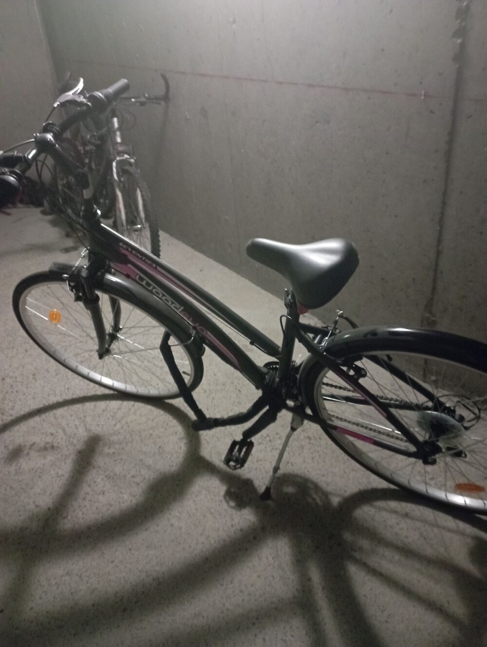 VTT femme neuf rose et noir double vitesse Vlos