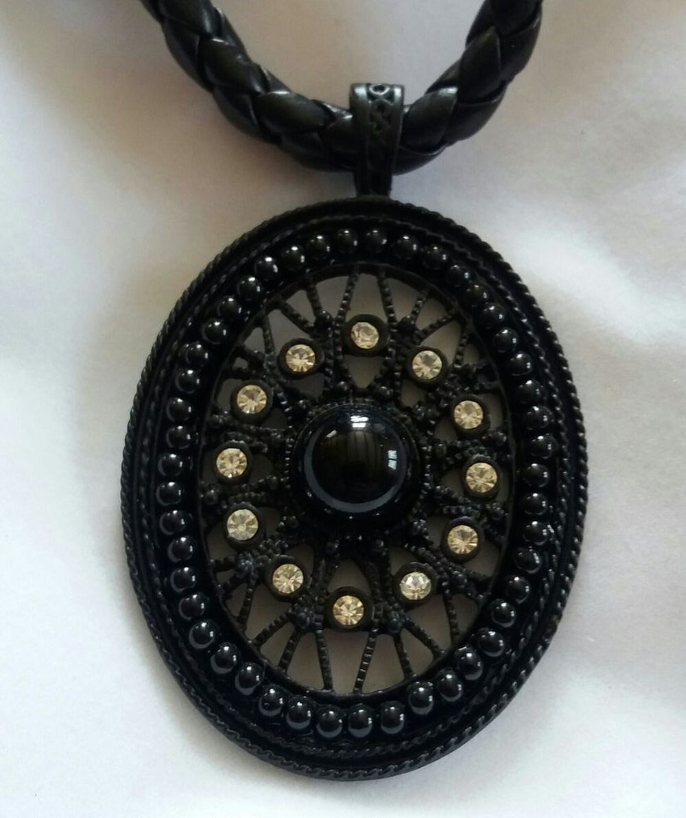 Collier ras de cou pendentif m&eacute;daillon noir strass - perles Bijoux et montres