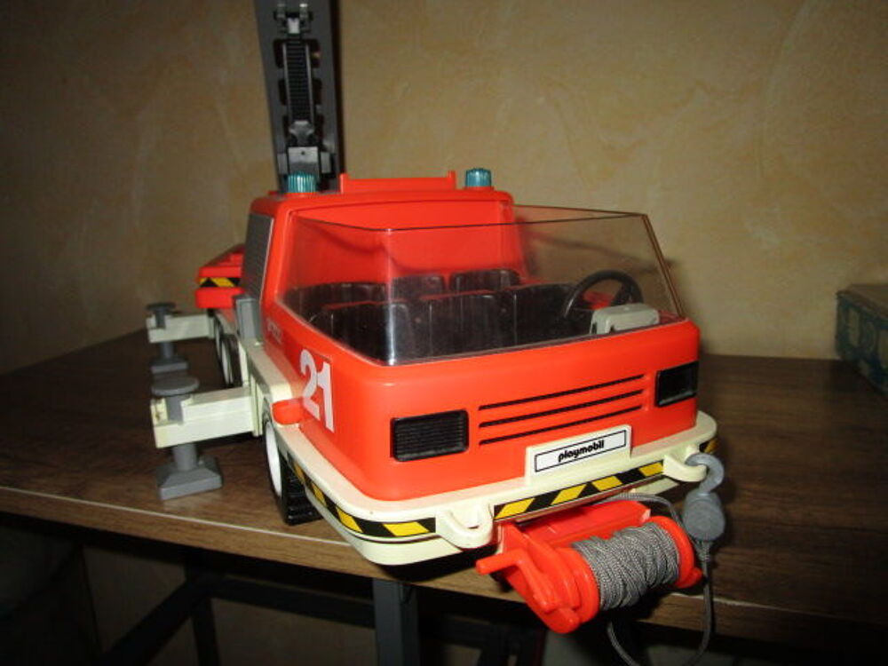 vieux camion pompier playmobil 1981 
lot vyhhh Jeux / jouets