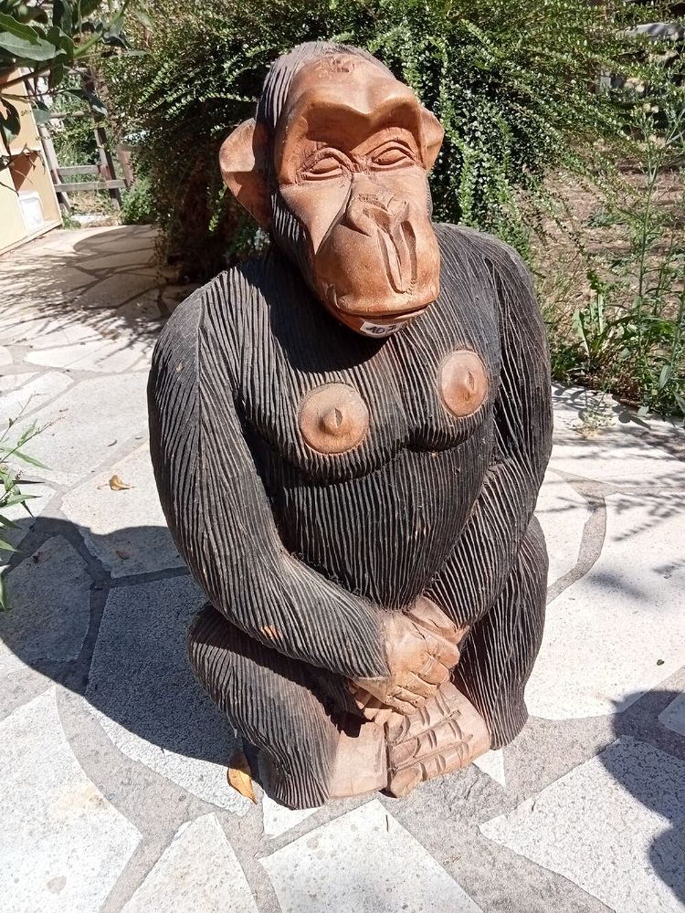 Statue d'un jeune gorille 
