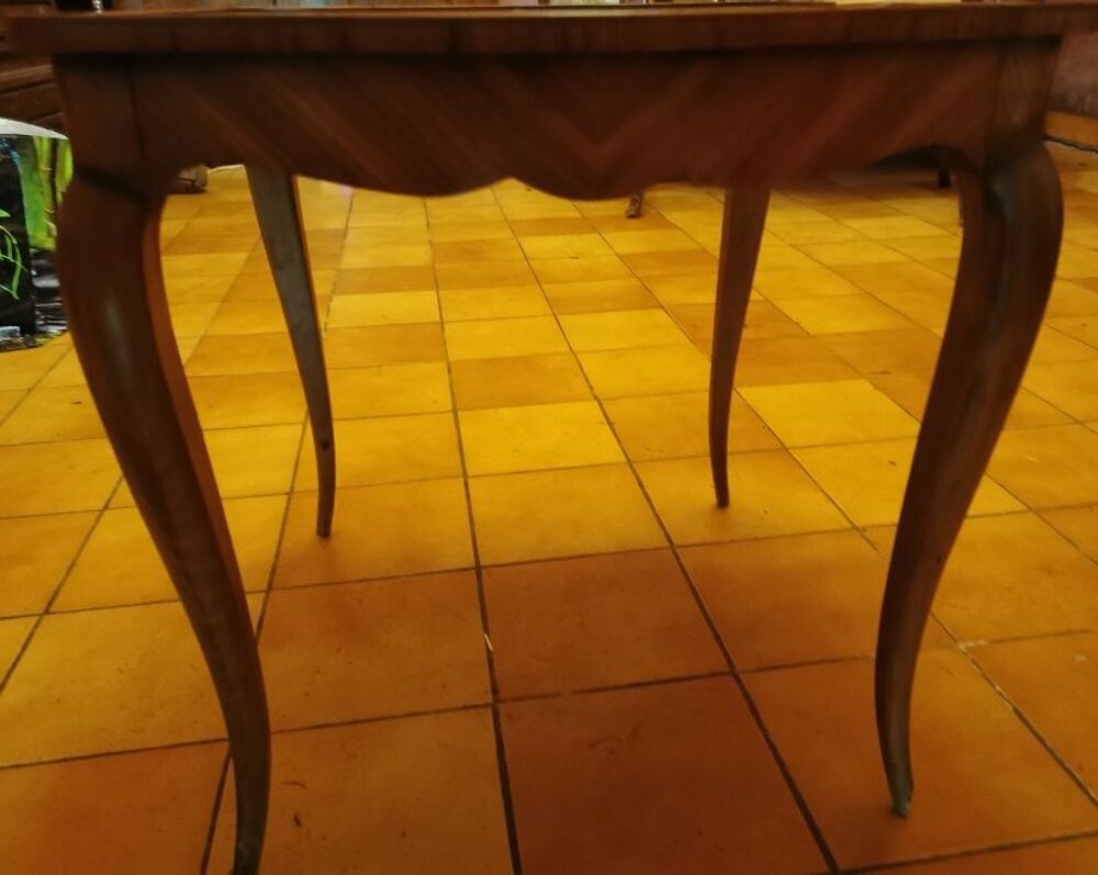 Petite table basse de forme carr&eacute;e style Louis XV
Meubles