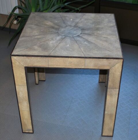 Petite table carrée en galuchat de style art déco 3200 Moisson (78)