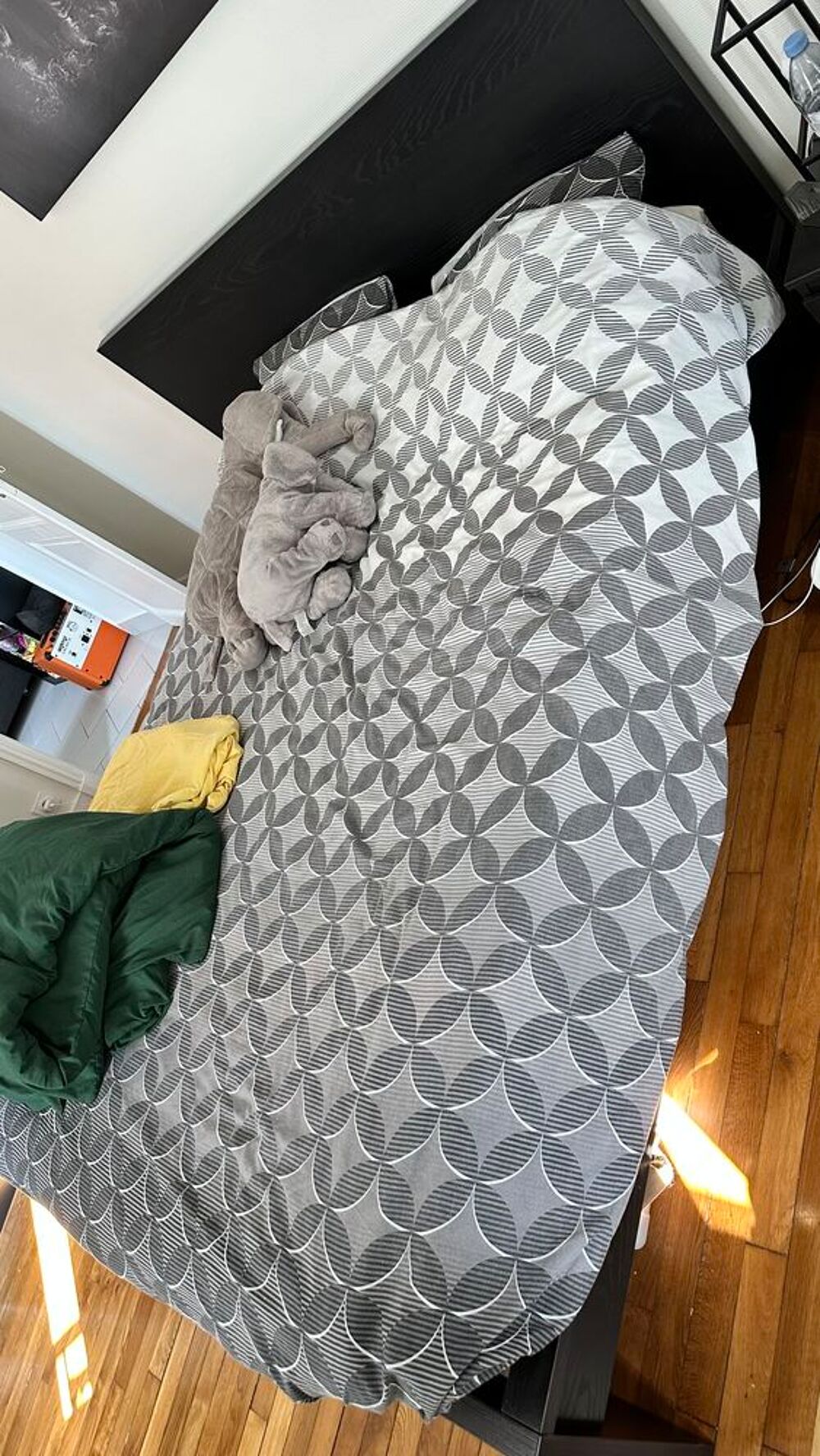 Lit, sommier, matelas et table de chevet Meubles