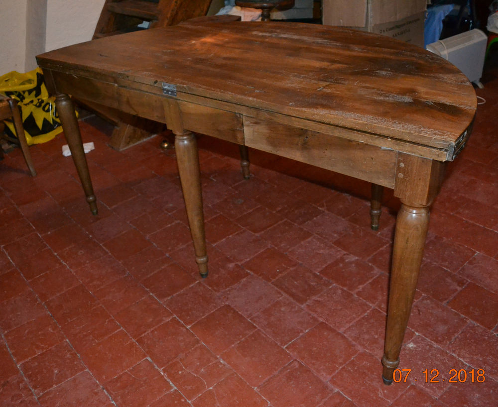 Grande table ronde en noyer Meubles