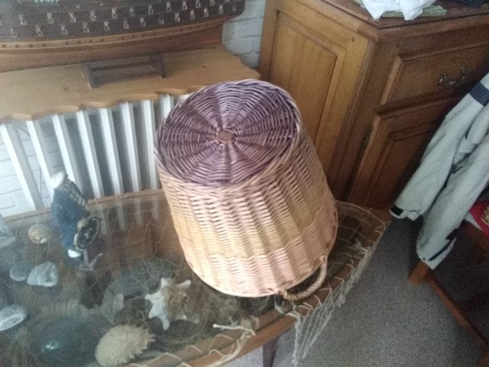 Grande corbeille en trois couleur d'osier Décoration