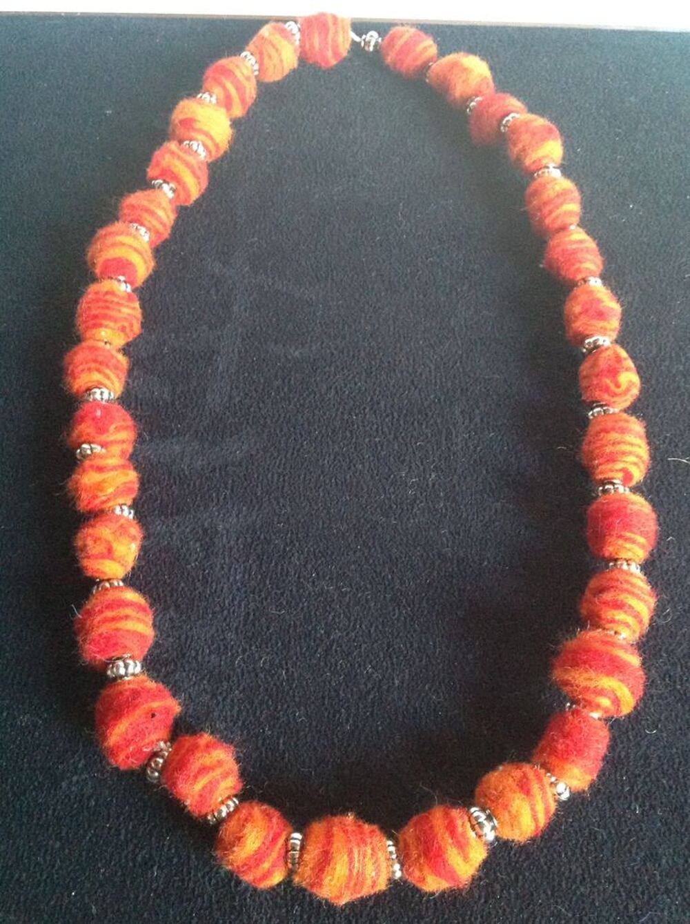 COLLIER M&Eacute;TAL &amp; BOULES FEUTRE LAINE ROUGE ORANGE Envoi Possi Bijoux et montres
