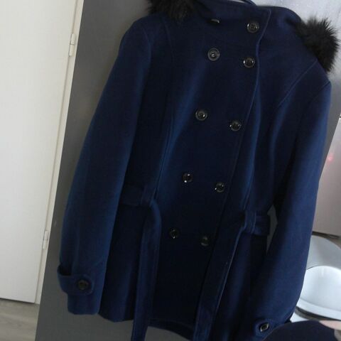 un  manteau femme hiver avec capuche  Taille 42 en TBE 10 Aire-sur-la-Lys (62)