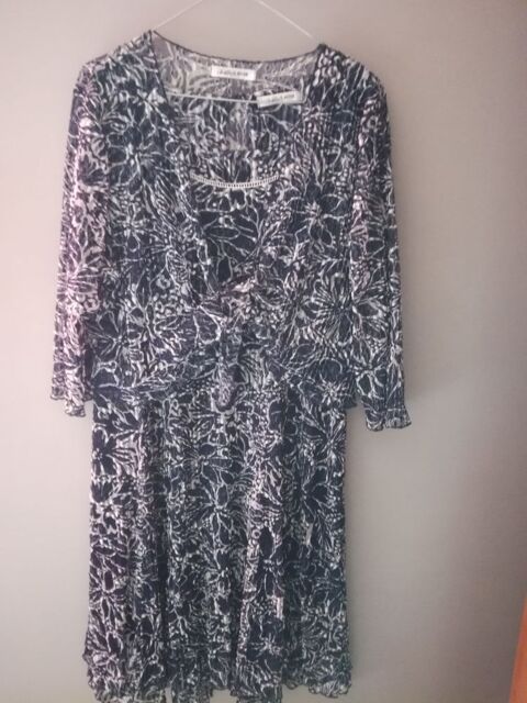 ENSEMBLE ROBE + BOLERO BLEU et BLANC
CHRISTINE LAURE
38 Villeneuve-Tolosane (31)