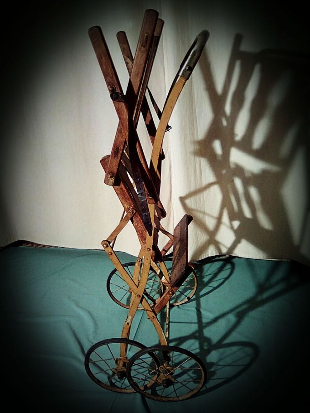 UNE POUSSETTE PLIANTE D'ENFANT ( ANCIENNE )
