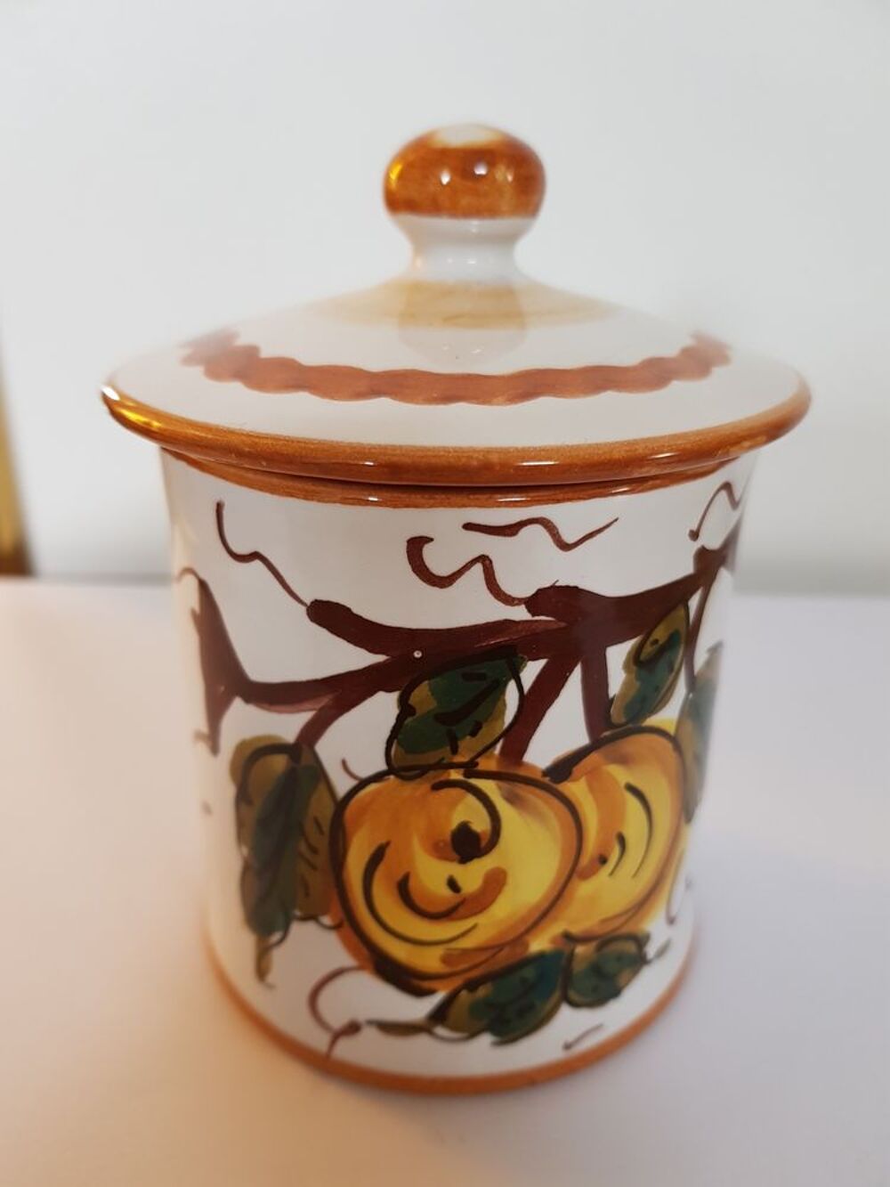 Petit pot en porcelaine d&eacute;cor&eacute;e de fruits Décoration