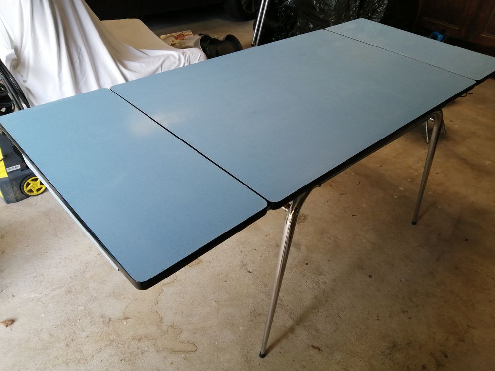 TABLE EN FORMICA Meubles