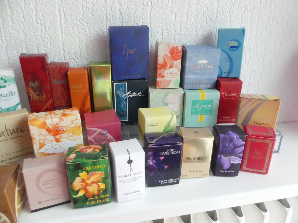Lot de 28 miniatures de parfum 