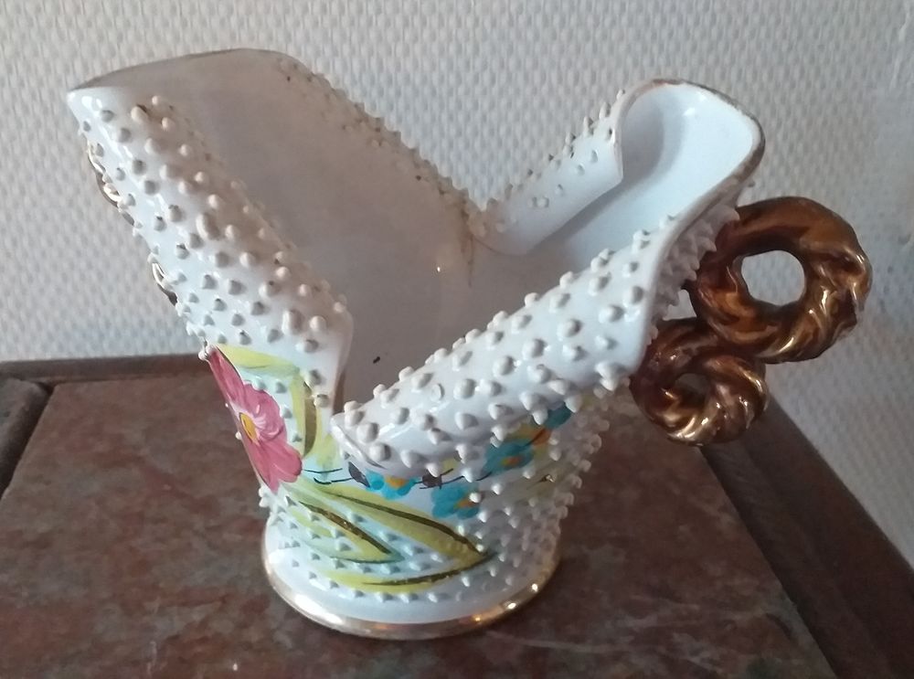 VASE original en forme de V ou VIDE POCHE en porcelaine, estampill&eacute; C A F GUALDO - Italy Décoration