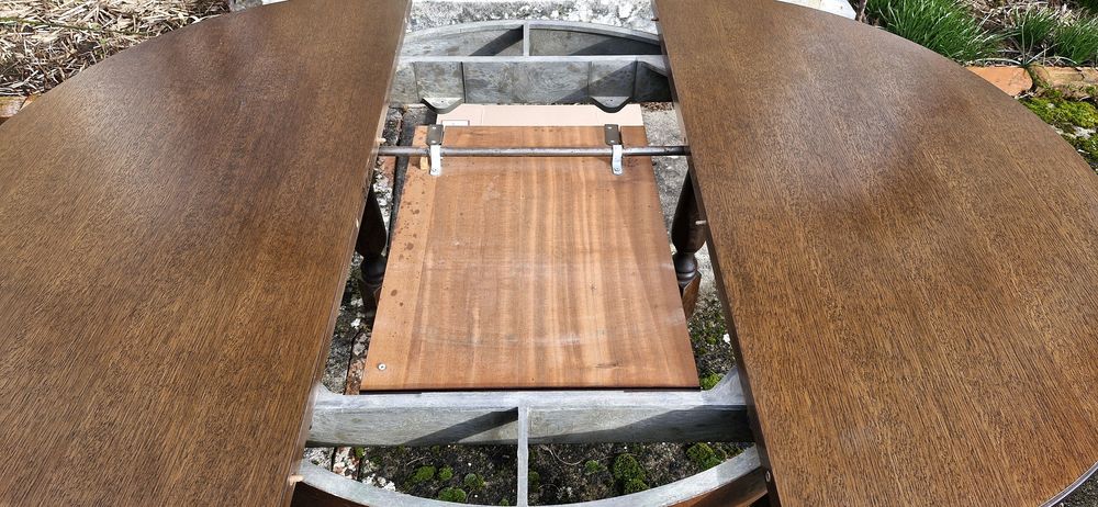 Table ronde en bois avec 1 rallonge int&eacute;gr&eacute;e
Meubles